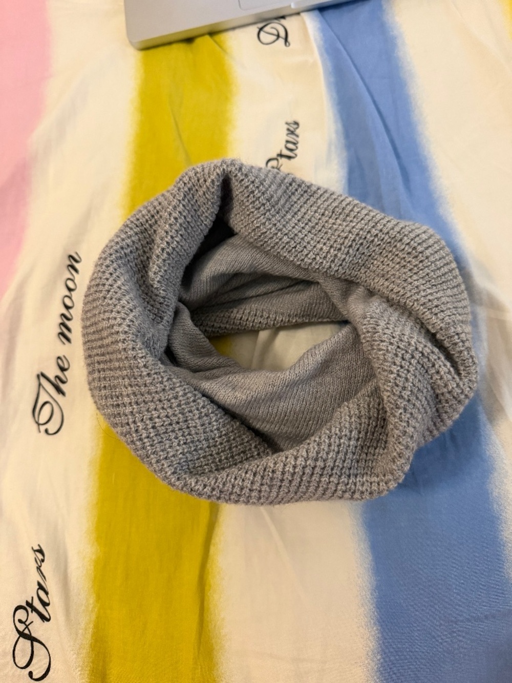 Uniqlo Heattech Neck Gaiter Waffle Patter Gray/Grey Color One Size